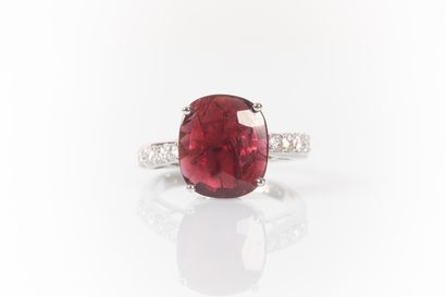 Bague en or gris sertie d'un rubis naturel...