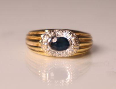 Bague jonc en or jaune ornée en son centre...