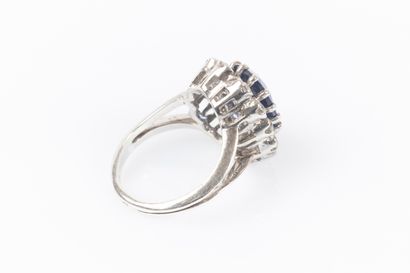 Bague marguerite en argent ornée d'une pierre...