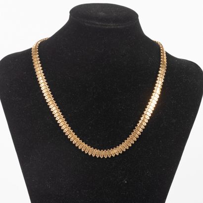 Collier en or jaune. Longueur 48 cm. 34,39...