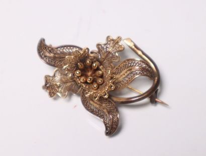 Broche en or jaune filigramé à décor de fleurs...