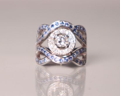 Bague croisée en or gris ornée d'un diamant...