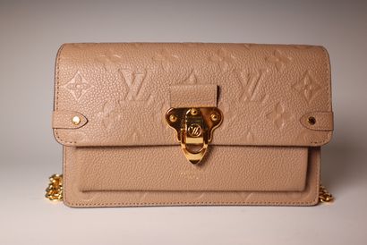 LOUIS VUITTON. Sac VAVIN BB en cuir grainé...