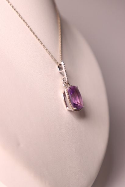 Pendentif en or gris ornée d'un améthyste...