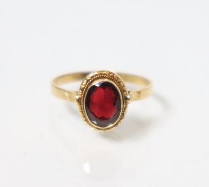Yellow gold ring set with a garnet. 2.16...
