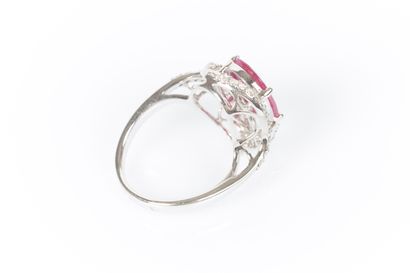 Oval openwork ring in white gold, 6g45, set...