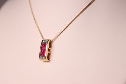 Pendentif en or jaune orné de 8 rubis calibrés...