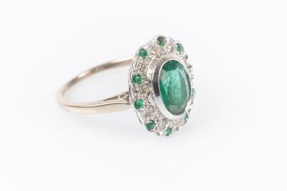 Bague marguerite en or gris ornée d'une émeraude...