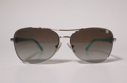 TIFFANY. Paire lunettes de soleil. Ecrin...