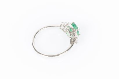 Bague or blanc 2g95, sertie d'une Emeraude...