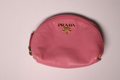 PRADA. Porte monnaie en cuir grainé rose....
