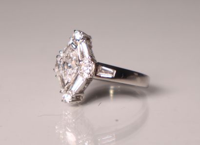 Bague marquise en or gris orné d'un diamant...