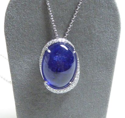 Pendentif en or blanc soutenant une importante...
