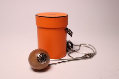HERMES. Collier en métal argenté et pendentif...