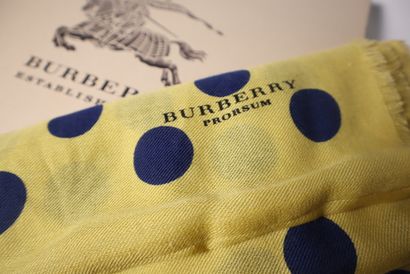BURBERRY Prosum. Etole en soie jaune à pois...