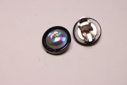 CHANEL. Paire de clips d'oreilles. Boîte