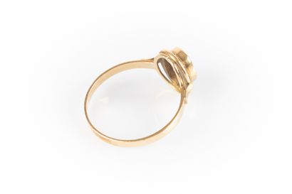 Yellow gold ring set with a garnet. 2.16...