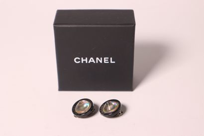 CHANEL. Paire de clips d'oreilles. Boîte