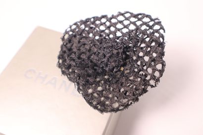 CHANEL. Broche en tissus ajouré noir. Bo...