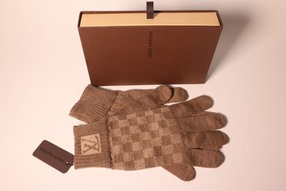 LOUIS VUITTON. Paire de gants en laine taupe....