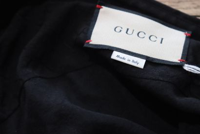 GUCCI. Chemisier noir en soie. Taille 42...