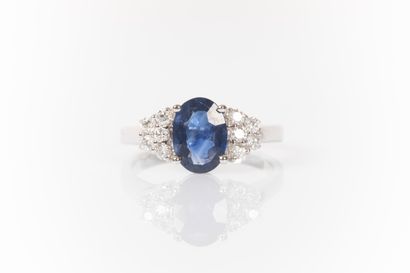 White gold ring set with a natural oval sapphire...