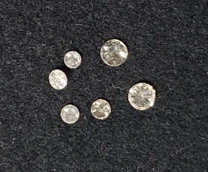6 diamants sur papier : 2 x 0,42 carat environ,...