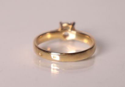 Bague solitaire en or jaune ornée d'un diamant...
