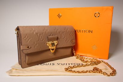 LOUIS VUITTON. Sac VAVIN BB en cuir grainé...