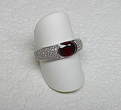 Bague jonc en or blanc sertie d'un rubis...