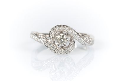 Bague or blanc 750°/.(18K) 4g05, sertie d'un...