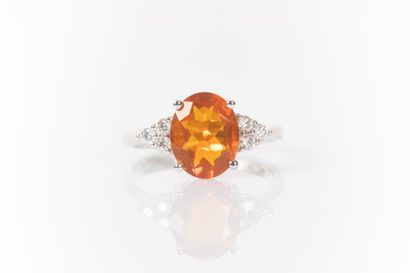 Bague en or gris sertie d'une opale de feu...