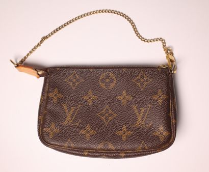 LOUIS VUITTON. Porte monnaie en toile monogrammée....