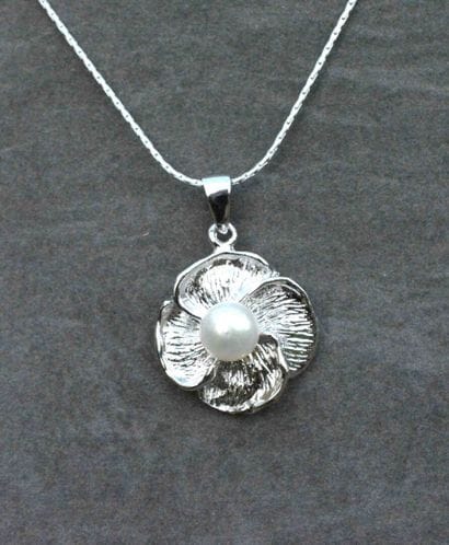 Pendentif original en argent sur sa chaîne...