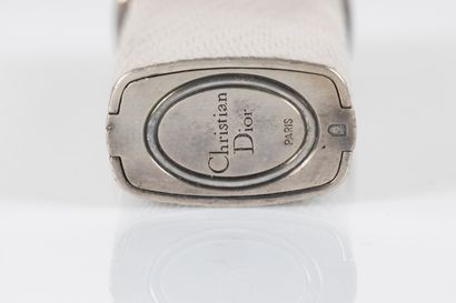 Christian DIOR. Briquet en métal argenté...