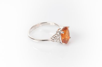 Bague en or gris sertie d'une opale de feu...
