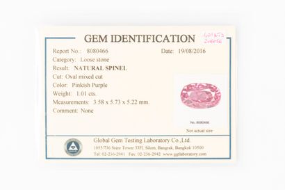 Spinelle rose taille ovale 1.01 ct sous certificat...