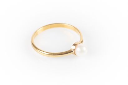 Yellow gold ring with a small pearl. 1.66...