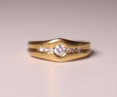 Bague jonc en or jaune ornée en son centre...