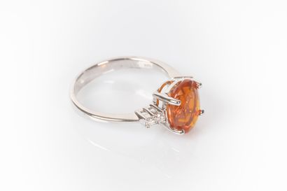 Bague en or gris sertie d'une opale de feu...
