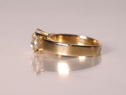 Bague solitaire en or jaune ornée d'un diamant...