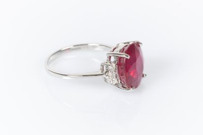 Ring in white gold 750°/.(18K) 3g85 set with...