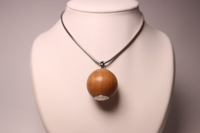 HERMES. Collier en métal argenté et pendentif...