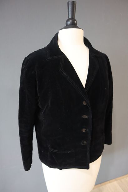 CHANEL. Veste blaser en velours noir et chaîne...