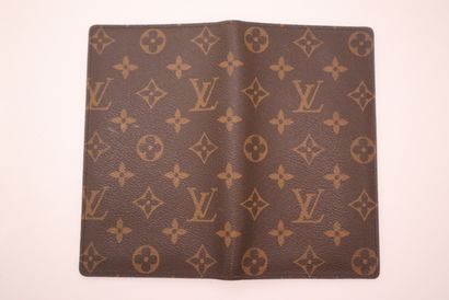 LOUIS VUITTON. Portefeuille en toile monogrammée....
