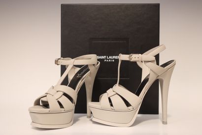 SAINT LAURENT. Paire d'escarpins en cuir...