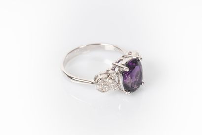 Bague en or gris sertie d'une améthyste ovale...