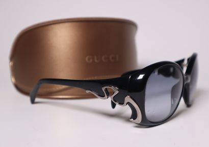 GUCCI. Paire de lunettes de soleil avec étui....