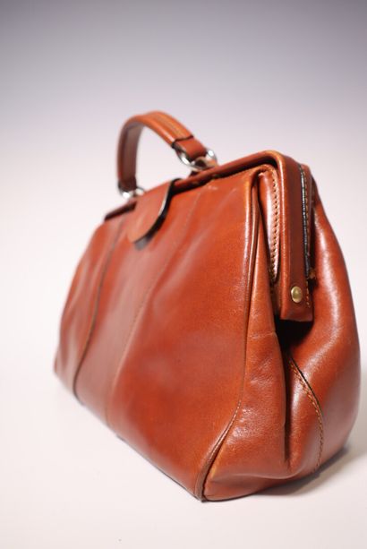 POURCHET. Sac en cuir havane, dust bag.
