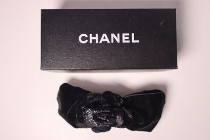 CHANEL. Barrette à cheveux en velours noir....